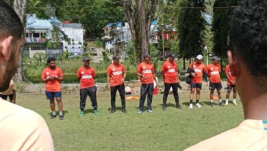 Jayapura — Menjelang pertandingan melawan Persibo Bojonegoro, Mutiara Hitam Persipura Jayapura mendapatkan tambahan dua pemain muda sebagai amunisi baru. Dua pemain tersebut adalah Reno Salampessy dan Markus Madjar, keduanya merupakan pemain U-21 sesuai regulasi PSSI yang mewajibkan setiap klub peserta Liga 2 memainkan pemain berusia di bawah 21 tahun. "Kami bersyukur dengan kedatangan dua pemain baru ini, yang sesuai dengan regulasi PSSI untuk klub-klub kontestan Liga 2," kata pelatih kepala Persipura Jayapura, Ricardo Salampessy, pada Senin, 16 September 2024. Kedua pemain muda tersebut mengikuti sesi latihan bersama Persipura Jayapura pada Senin pagi di lapangan sepak bola Stie Ottow Geisler, Kotaraja Dalam. Ricardo Salampessy menambahkan bahwa penambahan dua pemain ini sesuai dengan aturan PSSI, di mana mereka diharuskan bermain selama 90 menit dalam waktu normal, berbeda dari sebelumnya yang hanya 45 menit. "Mereka akan dimainkan selama 90 menit, sesuai dengan regulasi yang telah ditetapkan," jelas Ricardo. Di tempat yang sama, Reno Salampessy, salah satu pemain baru yang juga mantan pemain PON Papua, menyatakan rasa senangnya bisa bergabung dengan Persipura Jayapura. Ia berjanji akan memberikan performa terbaiknya jika diberi kesempatan untuk tampil di lapangan. "Saya sangat senang bisa bergabung dengan Persipura, dan saya berjanji akan memberikan penampilan terbaik jika diberi kepercayaan untuk bermain," kata Reno Salampessy. Sementara itu, Markus Madjar juga merasa bangga bisa bergabung dengan klub besar seperti Persipura, yang menjadi kebanggaan bagi tanah Papua. Markus bertekad untuk memberikan yang terbaik demi kemajuan tim Mutiara Hitam. "Saya sangat bangga bisa bergabung dengan klub kebanggaan Papua. Fokus utama saya adalah membantu mengembalikan Persipura ke Liga 1," ungkap Markus Madjar. Persipura Jayapura akan menjalani dua laga kandang di Liga 2 Penggadaian musim 2024/2025, menghadapi Persibo Bojonegoro pada 21 September dan Persela Lamongan pada 25 September 2024.