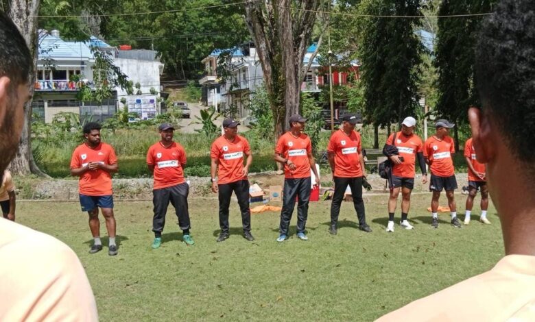 Jayapura — Menjelang pertandingan melawan Persibo Bojonegoro, Mutiara Hitam Persipura Jayapura mendapatkan tambahan dua pemain muda sebagai amunisi baru. Dua pemain tersebut adalah Reno Salampessy dan Markus Madjar, keduanya merupakan pemain U-21 sesuai regulasi PSSI yang mewajibkan setiap klub peserta Liga 2 memainkan pemain berusia di bawah 21 tahun. "Kami bersyukur dengan kedatangan dua pemain baru ini, yang sesuai dengan regulasi PSSI untuk klub-klub kontestan Liga 2," kata pelatih kepala Persipura Jayapura, Ricardo Salampessy, pada Senin, 16 September 2024. Kedua pemain muda tersebut mengikuti sesi latihan bersama Persipura Jayapura pada Senin pagi di lapangan sepak bola Stie Ottow Geisler, Kotaraja Dalam. Ricardo Salampessy menambahkan bahwa penambahan dua pemain ini sesuai dengan aturan PSSI, di mana mereka diharuskan bermain selama 90 menit dalam waktu normal, berbeda dari sebelumnya yang hanya 45 menit. "Mereka akan dimainkan selama 90 menit, sesuai dengan regulasi yang telah ditetapkan," jelas Ricardo. Di tempat yang sama, Reno Salampessy, salah satu pemain baru yang juga mantan pemain PON Papua, menyatakan rasa senangnya bisa bergabung dengan Persipura Jayapura. Ia berjanji akan memberikan performa terbaiknya jika diberi kesempatan untuk tampil di lapangan. "Saya sangat senang bisa bergabung dengan Persipura, dan saya berjanji akan memberikan penampilan terbaik jika diberi kepercayaan untuk bermain," kata Reno Salampessy. Sementara itu, Markus Madjar juga merasa bangga bisa bergabung dengan klub besar seperti Persipura, yang menjadi kebanggaan bagi tanah Papua. Markus bertekad untuk memberikan yang terbaik demi kemajuan tim Mutiara Hitam. "Saya sangat bangga bisa bergabung dengan klub kebanggaan Papua. Fokus utama saya adalah membantu mengembalikan Persipura ke Liga 1," ungkap Markus Madjar. Persipura Jayapura akan menjalani dua laga kandang di Liga 2 Penggadaian musim 2024/2025, menghadapi Persibo Bojonegoro pada 21 September dan Persela Lamongan pada 25 September 2024.