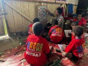 Bripda Eko, Bangkitkan Semangat Belajar Anak-Anak Putus Sekolah di Intan Jaya