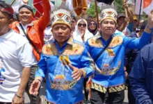 Jayapura — Pasangan bakal calon Wali Kota dan Wakil Wali Kota Jayapura, Jhony Banua Rouw dan H. Muhammad Darwis Massi (JBR-HADIR), resmi menjadi pasangan pertama yang mendaftarkan diri di Kantor Komisi Pemilihan Umum (KPU) Kota Jayapura pada Kamis siang (29/8/2024). JBR-HADIR memilih berjalan kaki dari kediaman Jhony Banua Rouw di Tanah Hitam menuju Kantor KPU Kota Jayapura. Mereka didampingi oleh Tim Koalisi, pimpinan partai pendukung (NasDem, PKS, Hanura, PSI, dan Gelora), relawan, simpatisan, serta perwakilan paguyuban lintas Nusantara dan tokoh adat. Ratusan pendukung setia ikut serta dalam perjalanan sepanjang hampir 1 kilometer tersebut. Sepanjang jalan, suasana terasa meriah dengan nyanyian, kibaran bendera partai, serta yel-yel “JBR-HADIR for Kota Jayapura” yang terus bergema. Rombongan tiba di Kantor KPU Kota Jayapura tepat pukul 11.25 WIT, disambut oleh Sekretaris KPU Kota Jayapura, Agusta Maniagasi, yang memberikan pengalungan sal batik bermotif Port Numbay kepada pasangan calon. Selanjutnya, Jhony Banua Rouw dan H. Muhammad Darwis Massi diterima oleh Ketua KPU Kota Jayapura beserta komisioner lainnya, serta anggota Bawaslu. Ketua Koalisi Perubahan JBR-HADIR, Otniel Deda, menjelaskan bahwa koalisi partai pengusung pasangan ini memiliki 14 kursi, yang cukup untuk memenuhi persyaratan pencalonan. Ia juga mengapresiasi dukungan dari berbagai elemen masyarakat yang turut serta. “Dukungan yang luar biasa ini menunjukkan semangat Bhinneka Tunggal Ika dalam pasangan JBR-HADIR,” kata Deda. HM Darwis Massi, yang merupakan calon Wakil Wali Kota, juga menyampaikan rasa terima kasihnya atas dukungan penuh dari masyarakat. “Mohon doa dan dukungannya mulai hari ini sampai 27 November 2024. Kami akan bekerja keras dan memberikan yang terbaik,” ujarnya penuh semangat. Sementara itu, Jhony Banua Rouw, calon Wali Kota, memaparkan visi dan misi pasangan JBR-HADIR, yakni mewujudkan "Kota Jayapura yang cerdas, aman, damai, dan sejahtera." Rouw menegaskan bahwa jika terpilih, mereka akan fokus pada peningkatan kualitas pendidikan, pelayanan kesehatan, dan penciptaan lapangan kerja baru bagi masyarakat Kota Jayapura. “Kami hadir untuk menjawab kebutuhan masyarakat, dan itulah yang akan menjadi prioritas utama kami,” tegas Rouw, yang bersama Darwis Massi saat ini juga menjabat sebagai anggota DPR Papua.