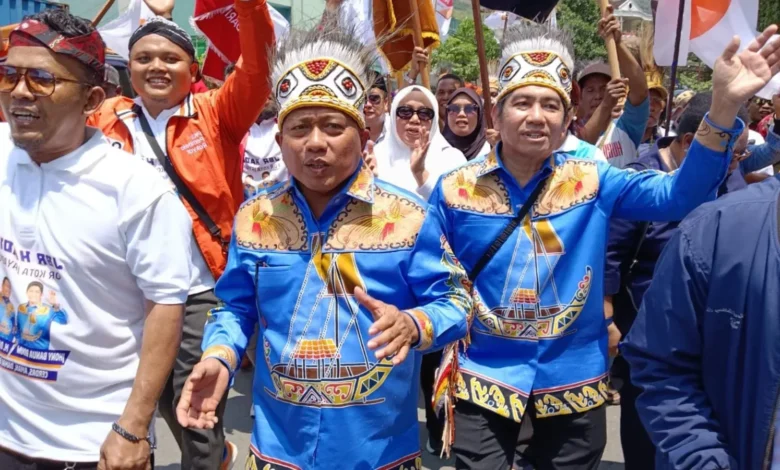 Jayapura — Pasangan bakal calon Wali Kota dan Wakil Wali Kota Jayapura, Jhony Banua Rouw dan H. Muhammad Darwis Massi (JBR-HADIR), resmi menjadi pasangan pertama yang mendaftarkan diri di Kantor Komisi Pemilihan Umum (KPU) Kota Jayapura pada Kamis siang (29/8/2024). JBR-HADIR memilih berjalan kaki dari kediaman Jhony Banua Rouw di Tanah Hitam menuju Kantor KPU Kota Jayapura. Mereka didampingi oleh Tim Koalisi, pimpinan partai pendukung (NasDem, PKS, Hanura, PSI, dan Gelora), relawan, simpatisan, serta perwakilan paguyuban lintas Nusantara dan tokoh adat. Ratusan pendukung setia ikut serta dalam perjalanan sepanjang hampir 1 kilometer tersebut. Sepanjang jalan, suasana terasa meriah dengan nyanyian, kibaran bendera partai, serta yel-yel “JBR-HADIR for Kota Jayapura” yang terus bergema. Rombongan tiba di Kantor KPU Kota Jayapura tepat pukul 11.25 WIT, disambut oleh Sekretaris KPU Kota Jayapura, Agusta Maniagasi, yang memberikan pengalungan sal batik bermotif Port Numbay kepada pasangan calon. Selanjutnya, Jhony Banua Rouw dan H. Muhammad Darwis Massi diterima oleh Ketua KPU Kota Jayapura beserta komisioner lainnya, serta anggota Bawaslu. Ketua Koalisi Perubahan JBR-HADIR, Otniel Deda, menjelaskan bahwa koalisi partai pengusung pasangan ini memiliki 14 kursi, yang cukup untuk memenuhi persyaratan pencalonan. Ia juga mengapresiasi dukungan dari berbagai elemen masyarakat yang turut serta. “Dukungan yang luar biasa ini menunjukkan semangat Bhinneka Tunggal Ika dalam pasangan JBR-HADIR,” kata Deda. HM Darwis Massi, yang merupakan calon Wakil Wali Kota, juga menyampaikan rasa terima kasihnya atas dukungan penuh dari masyarakat. “Mohon doa dan dukungannya mulai hari ini sampai 27 November 2024. Kami akan bekerja keras dan memberikan yang terbaik,” ujarnya penuh semangat. Sementara itu, Jhony Banua Rouw, calon Wali Kota, memaparkan visi dan misi pasangan JBR-HADIR, yakni mewujudkan "Kota Jayapura yang cerdas, aman, damai, dan sejahtera." Rouw menegaskan bahwa jika terpilih, mereka akan fokus pada peningkatan kualitas pendidikan, pelayanan kesehatan, dan penciptaan lapangan kerja baru bagi masyarakat Kota Jayapura. “Kami hadir untuk menjawab kebutuhan masyarakat, dan itulah yang akan menjadi prioritas utama kami,” tegas Rouw, yang bersama Darwis Massi saat ini juga menjabat sebagai anggota DPR Papua.