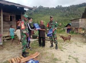 Koramil 1715-01/Oksibil Bersinergi dengan Puskesmas Bagikan Kelambu untuk Cegah Malaria