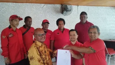 Alpius Toam Jadi Orang Pertama yang Mengambil Formulir Pendaftaran Bacabup di PDIP