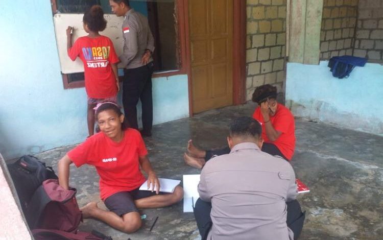 Berikan Pendidikan Wawasan Kebangsaan, Personel Sat Binmas Terjun Langsung di Kampung Koya Koso