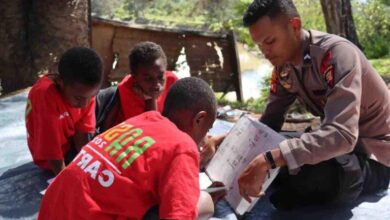 Polisi Pi Ajar Menjadi Sinar Harapan Pendidikan Bagi Anak-Anak Putus Sekolah di Papua Pegunungan