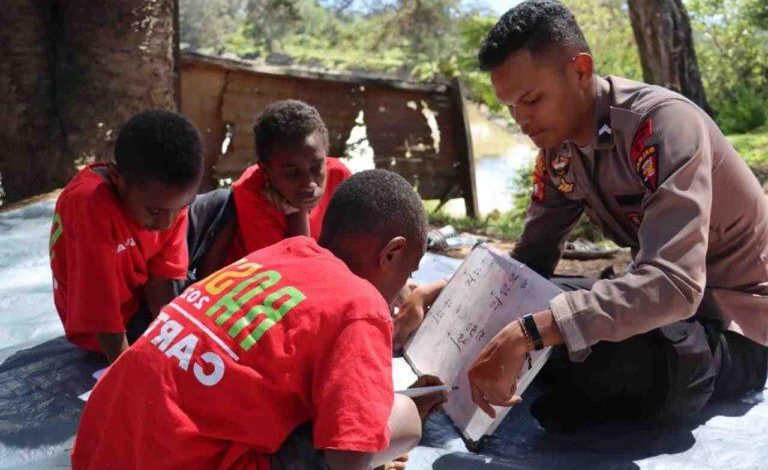 Polisi Pi Ajar Menjadi Sinar Harapan Pendidikan Bagi Anak-Anak Putus Sekolah di Papua Pegunungan