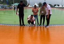 Menjelang pertandingan cabang olahraga sepatu roda di PON XXI Aceh, Ketua Umum PB Porserosi memantau kondisi venue.