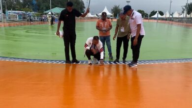 Menjelang pertandingan cabang olahraga sepatu roda di PON XXI Aceh, Ketua Umum PB Porserosi memantau kondisi venue.