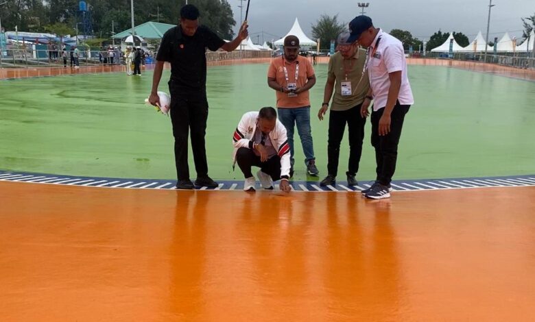 Menjelang pertandingan cabang olahraga sepatu roda di PON XXI Aceh, Ketua Umum PB Porserosi memantau kondisi venue.