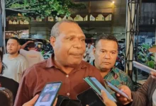 Jayapura — Ketua Dewan Adat Papua Representasi Tabi, Yakonias Wabrar, menilai bahwa Paulus Waterpauw adalah sosok yang memiliki kemampuan untuk mengembangkan potensi dan bakat milenial Papua, khususnya dalam dunia musik, jika terpilih menjadi Gubernur Papua. Pendapat ini disampaikan setelah peluncuran dua lagu ikon "Kaka Besar Manyala" dan "Kaka Besar Siapa" yang berlangsung di Esge Park, Kotaraja, Kota Jayapura, pada Minggu, 14 Juli 2024. Yakonias Wabrar mengungkapkan kekagumannya terhadap kreatifitas para milenial Papua yang terlibat dalam acara peluncuran lagu "Kaka Besar Manyala." Menurutnya, peluncuran jingle ini merupakan bukti nyata bakat luar biasa yang dimiliki generasi muda Papua. "Saya melihat peluncuran jingle Kaka Besar Manyala ini, yang dibuat oleh anak-anak milenial, sungguh luar biasa," ungkap Yakonias. Sebagai Ketua Jaringan Kerja Akar Rumput (Jangkar) pendukung Paulus Waterpauw, Yakonias meyakini bahwa potensi yang dimiliki anak-anak Papua dalam dunia musik sangat besar. Ia menegaskan bahwa acara seperti ini mampu memperkenalkan talenta-talenta muda Papua, tidak hanya kepada Indonesia, tetapi juga kepada dunia. "Saya percaya, melalui acara ini, potensi anak-anak Papua bisa diangkat dan diperkenalkan ke seluruh Indonesia dan dunia," tegasnya. Yakonias berharap bahwa milenial Papua akan memberikan dukungan penuh kepada Paulus Waterpauw dalam pemilihan Gubernur Papua mendatang. Menurutnya, Waterpauw bukan hanya sekadar seorang calon gubernur, tetapi juga seseorang yang memahami betul potensi generasi muda Papua, karena pengalamannya pernah menjabat sebagai Kapolda Papua. Ia menilai bahwa Waterpauw mampu menciptakan lebih banyak peluang dan kegiatan bagi milenial Papua, khususnya jika terpilih menjadi gubernur. "Ini bukan hanya soal Pilkada, tetapi karena Paulus Waterpauw adalah anak Papua yang memahami potensi anak-anak di daerah ini. Dengan acara seperti ini, ia menunjukkan dukungannya terhadap kreativitas mereka. Jika dia terpilih sebagai gubernur, saya yakin akan ada lebih banyak event dan kegiatan yang melibatkan milenial Papua," ujarnya dengan penuh keyakinan. Paulus Waterpauw kini menjadi salah satu calon kuat yang akan bersaing dalam Pemilihan Gubernur Papua tahun 2024, yang akan diselenggarakan pada bulan November. Dukungan dari berbagai kalangan, termasuk Dewan Adat Papua dan milenial, semakin mengukuhkan posisinya sebagai tokoh yang diharapkan dapat membawa perubahan bagi Papua.