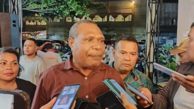 Jayapura — Ketua Dewan Adat Papua Representasi Tabi, Yakonias Wabrar, menilai bahwa Paulus Waterpauw adalah sosok yang memiliki kemampuan untuk mengembangkan potensi dan bakat milenial Papua, khususnya dalam dunia musik, jika terpilih menjadi Gubernur Papua. Pendapat ini disampaikan setelah peluncuran dua lagu ikon "Kaka Besar Manyala" dan "Kaka Besar Siapa" yang berlangsung di Esge Park, Kotaraja, Kota Jayapura, pada Minggu, 14 Juli 2024. Yakonias Wabrar mengungkapkan kekagumannya terhadap kreatifitas para milenial Papua yang terlibat dalam acara peluncuran lagu "Kaka Besar Manyala." Menurutnya, peluncuran jingle ini merupakan bukti nyata bakat luar biasa yang dimiliki generasi muda Papua. "Saya melihat peluncuran jingle Kaka Besar Manyala ini, yang dibuat oleh anak-anak milenial, sungguh luar biasa," ungkap Yakonias. Sebagai Ketua Jaringan Kerja Akar Rumput (Jangkar) pendukung Paulus Waterpauw, Yakonias meyakini bahwa potensi yang dimiliki anak-anak Papua dalam dunia musik sangat besar. Ia menegaskan bahwa acara seperti ini mampu memperkenalkan talenta-talenta muda Papua, tidak hanya kepada Indonesia, tetapi juga kepada dunia. "Saya percaya, melalui acara ini, potensi anak-anak Papua bisa diangkat dan diperkenalkan ke seluruh Indonesia dan dunia," tegasnya. Yakonias berharap bahwa milenial Papua akan memberikan dukungan penuh kepada Paulus Waterpauw dalam pemilihan Gubernur Papua mendatang. Menurutnya, Waterpauw bukan hanya sekadar seorang calon gubernur, tetapi juga seseorang yang memahami betul potensi generasi muda Papua, karena pengalamannya pernah menjabat sebagai Kapolda Papua. Ia menilai bahwa Waterpauw mampu menciptakan lebih banyak peluang dan kegiatan bagi milenial Papua, khususnya jika terpilih menjadi gubernur. "Ini bukan hanya soal Pilkada, tetapi karena Paulus Waterpauw adalah anak Papua yang memahami potensi anak-anak di daerah ini. Dengan acara seperti ini, ia menunjukkan dukungannya terhadap kreativitas mereka. Jika dia terpilih sebagai gubernur, saya yakin akan ada lebih banyak event dan kegiatan yang melibatkan milenial Papua," ujarnya dengan penuh keyakinan. Paulus Waterpauw kini menjadi salah satu calon kuat yang akan bersaing dalam Pemilihan Gubernur Papua tahun 2024, yang akan diselenggarakan pada bulan November. Dukungan dari berbagai kalangan, termasuk Dewan Adat Papua dan milenial, semakin mengukuhkan posisinya sebagai tokoh yang diharapkan dapat membawa perubahan bagi Papua.