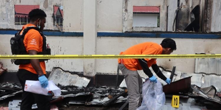 Anggota Polres Lakukan Olah TKP Kasus Kebakaran di Kantor Dinas Yahukimo, Papua